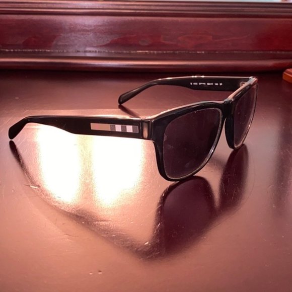 BURBERRY SUNGLASSES
